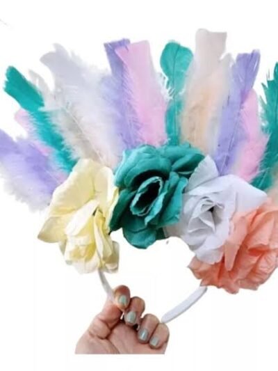VINCHA 4 FLORES PASTEL CON PLUMA Y CINTAS x1
