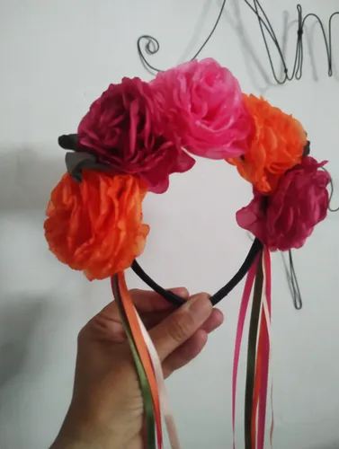 VINCHA CON FLORES Y CINTAS PRIMAVERA x1 (v.colores)