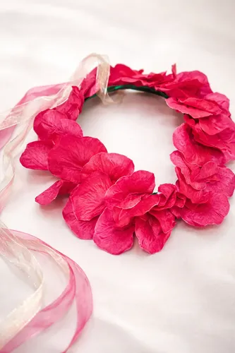 CORONA DE FLORES Y TIRAS  DE TELA FUCSIA x1 PA0145-01