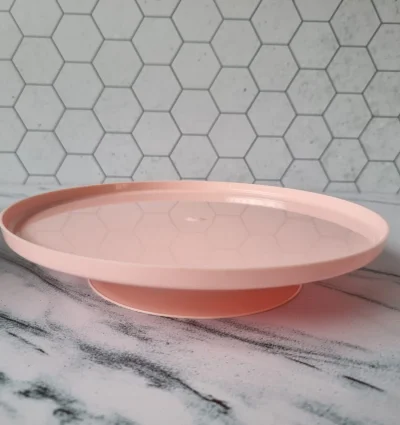 BANDEJA CON PIE REDONDA PLASTICA ROSA PASTEL 26 cm  x1